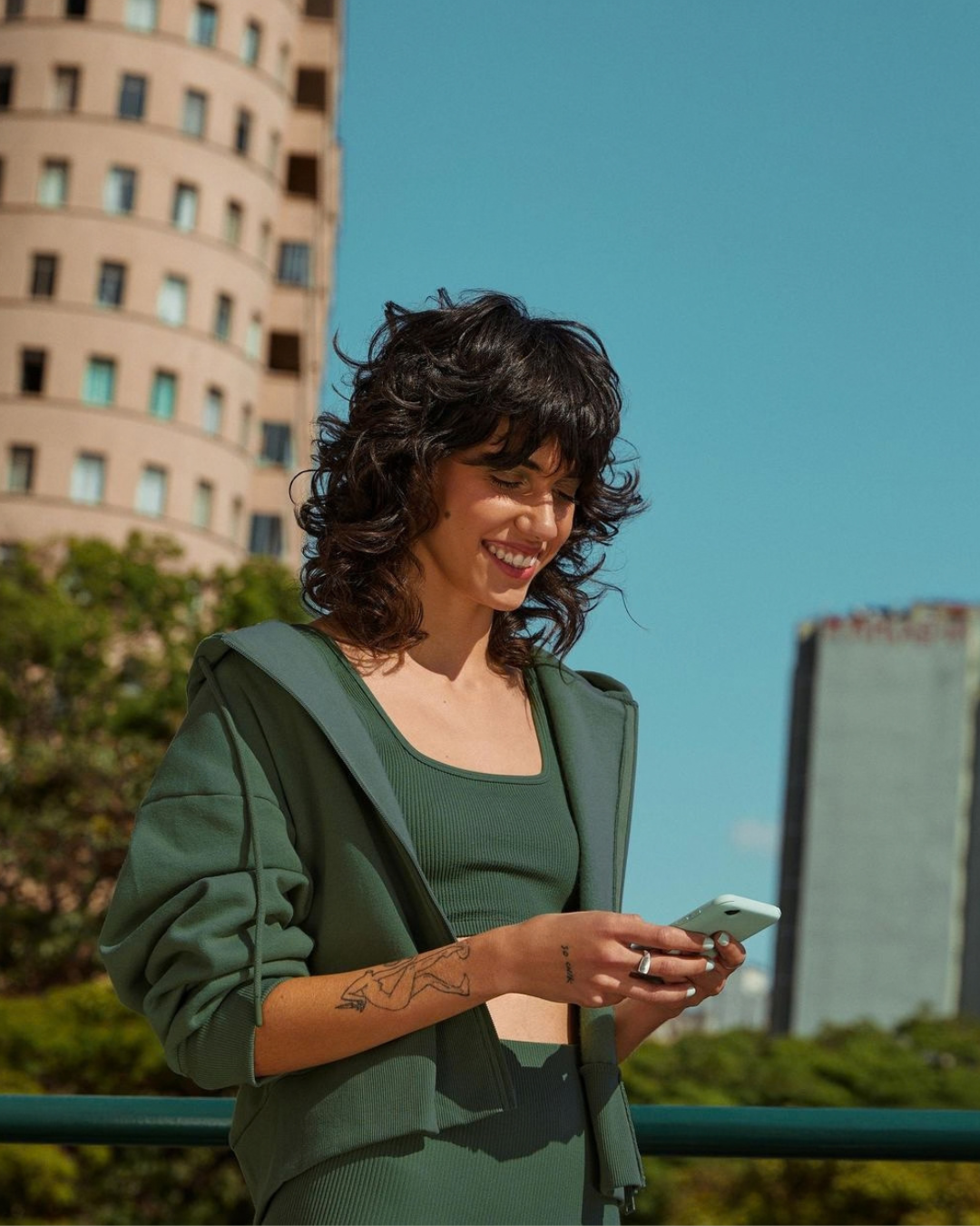 Creadora de contenido lifestyle usando su teléfono