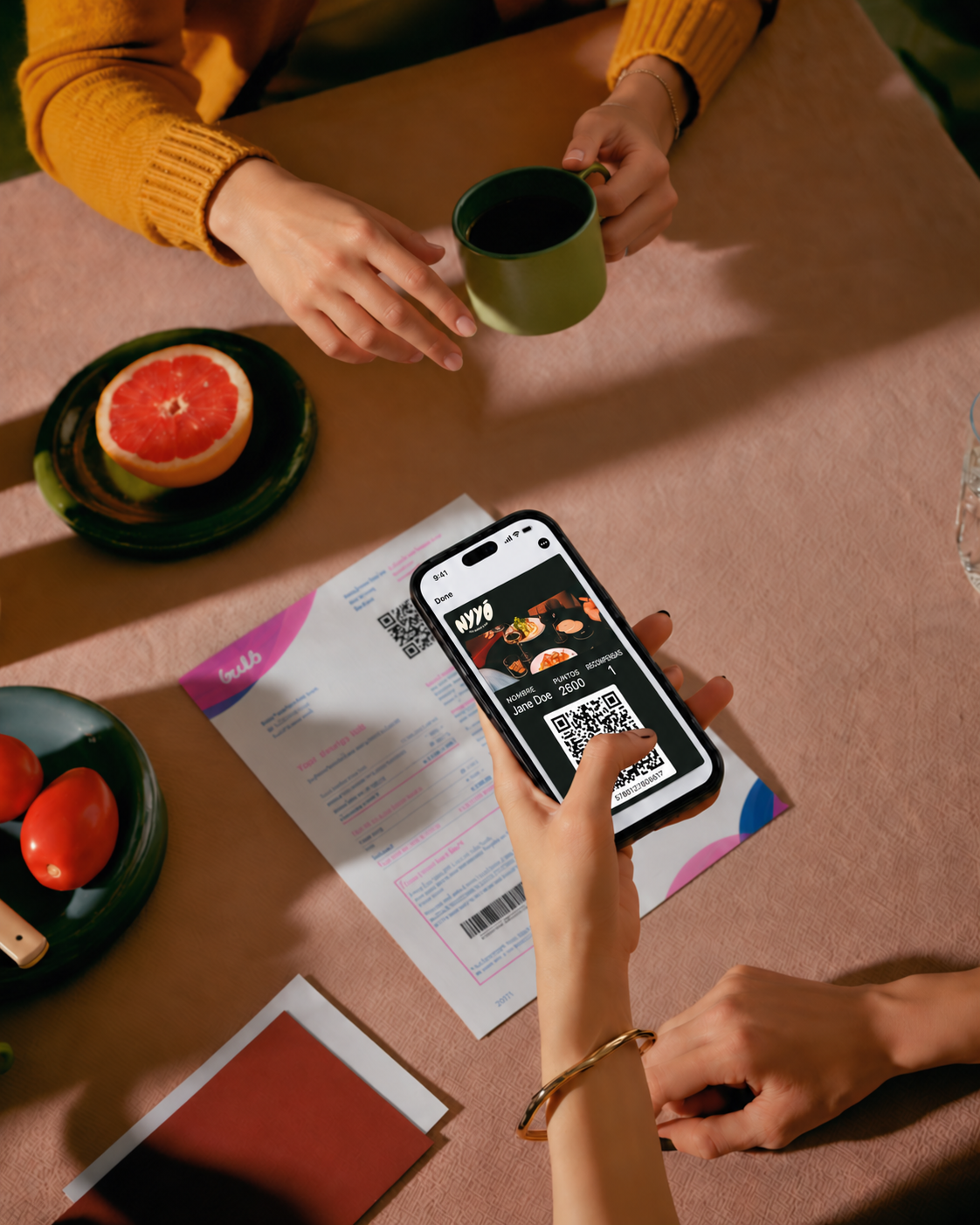 Cliente escaneando un código QR de Loyalty