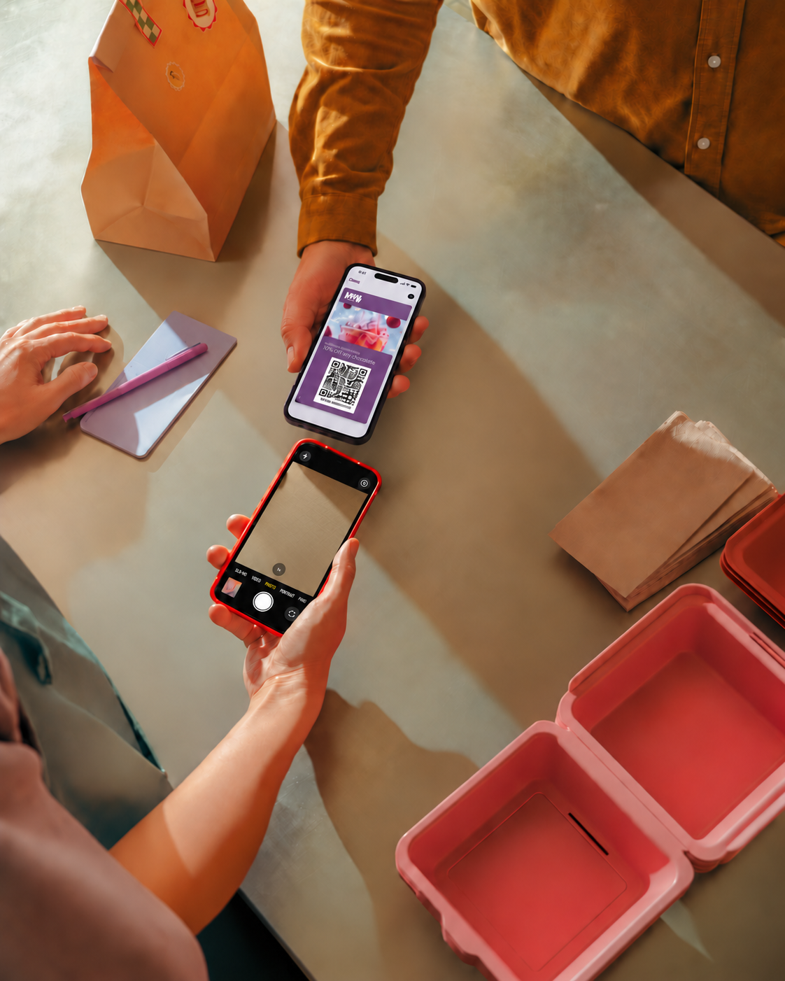 Cliente escaneando un pase digital con la cámara